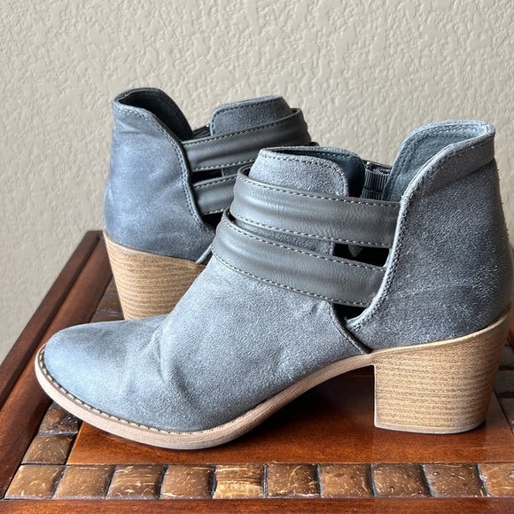 Quipid gray strapped ankle boots, size 7.5 - Picture 4 of 9
